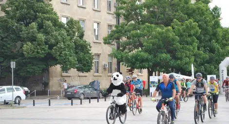 Панда поведе колоната велосипедисти в първия природен триатлон. Снимка: WWF България 