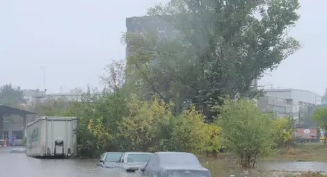 Над 180 л./кв. м. гони дъжда на места в Русенско, нивото на река Янтра  се повиши с близо метър и половина.  Областният управител следи ситуацията денонощно