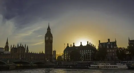 Великобритания в 4-седмична карантина. Отворени остават училища и университети