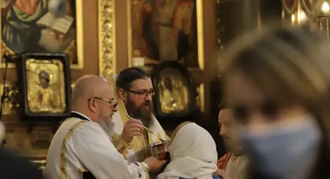 В &ldquo;Света Неделя&rdquo; се причестяват с обща лъжичка