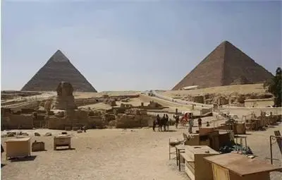 Неизвестни нападатели стреляли по туристи край египетските пирамиди