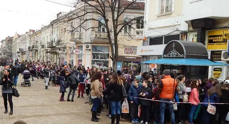 Стотици деца задръстиха центъра заради уроците на Емил Конрад