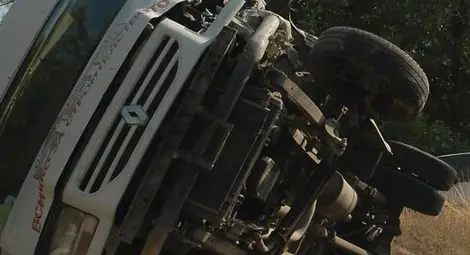 ТИР и микробус са се ударили на Е-79, има затиснат човек