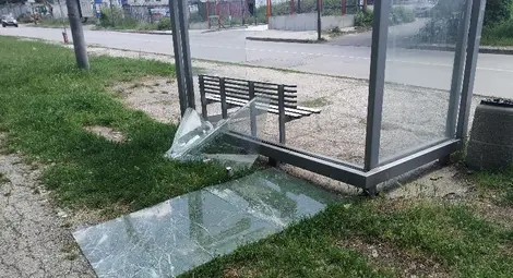 Още една спирка - този път на бул. &bdquo;Гоце Делчев&ldquo;, осъмна вчера с изпочупени стъкла.  Снимка: Георги ХРИСТОВ