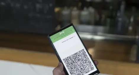 ЕП въвежда спешно ваксинационния паспорт за лятото