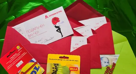 Студентите от клуб "Палитра" дариха 2000 лева от благотворителния коледен базар на двама студенти на Русенския универитет