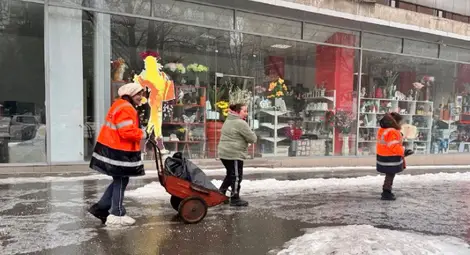 Екипите на три фирми работят по обработката на пътищата срещу заледявания в община Русе Екипите на три фирми работят по обработката на пътищата срещу заледявания в община Русе