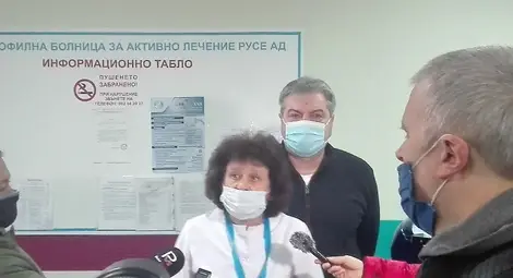 Началникът на неонатологията Лиляна Ташкова и изп. директор на УМБАЛ &bdquo;Канев&ldquo; Иван Иванов представиха дарението от Българската коледа.                      Снимка: Авторът