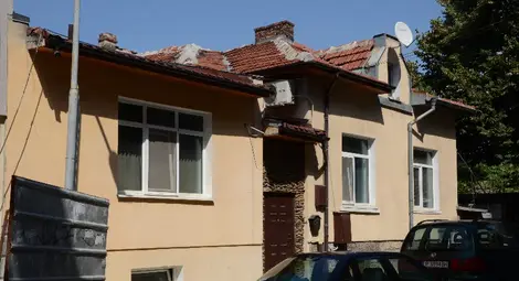 Паметните плочи оставени без контрол и грижа