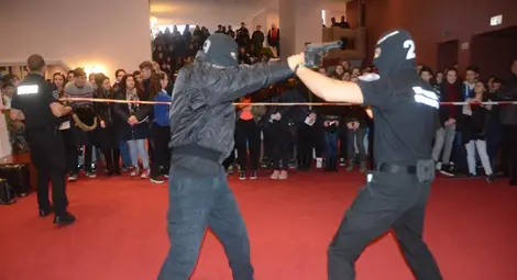 Немска овчарка откри дрога  на червения мокет в Доходното