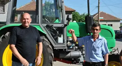 Нов &bdquo;Болгар&ldquo; смени раздрънкания 25-годишен трактор на Просена