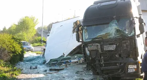 Неопитен румънец засипа със стъкла кръговото пред Свободна зона