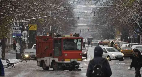 Идва рязък спад на температурите, обработват улиците със специална смес