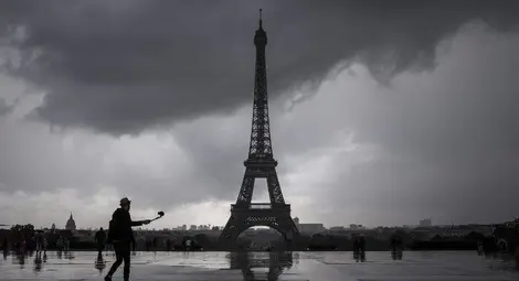 Достъпът на туристи до Айфеловата кула в Париж е ограничен заради бурята &bdquo;Елинор&ldquo;