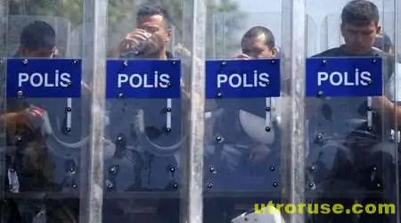 Турски полицаи са изтощени от сблъсъците по улиците