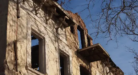 Призрачна къща на входа на Варна /галерия/