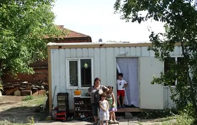 С дaрения възстановиха изгорялата къща на 6-членно семейство С дaрения възстановиха изгорялата къща на 6-членно семейство