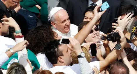 Папата със селфи на Цветница