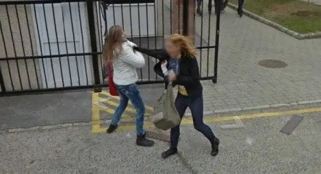 Съпруга и любовница се бият, виновникът гледа сеира Съпруга и любовница се бият, виновникът гледа сеира