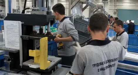 26 непълнолетни с разрешения за работа по време на дуално обучение