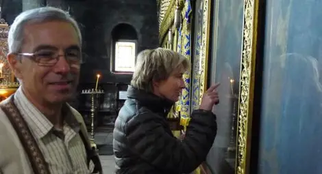 Световна кинозвезда инкогнито у нас! Шашна поповете в Бачковския манастир!