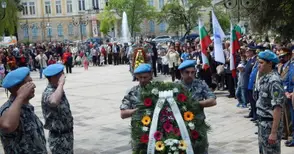 Почетната рота се строява на площад „Батенберг“ на 6 май