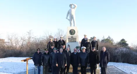 Висшето военноморско училище отбеляза 145 години от създаването си  с тържествена церемония пред Паметника на моряка в Русе