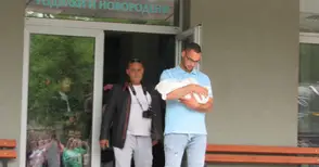 Мама приготвила всичко за посрещането на малкия Белослав от Родилното. Но нея я няма