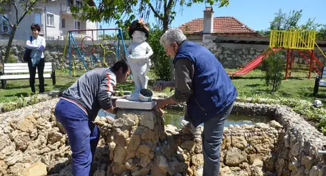 Долапите посрещат Деня на Европа с Манекен Пис в народна носия