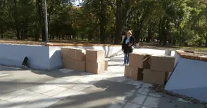 Паметникът на Левски така си остана  насред недовършеното пространство