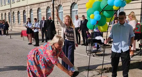 Бял гълъб литна в небето над СУ „Йордан Йовков“ Бял гълъб литна в небето над СУ „Йордан Йовков“