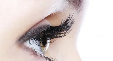 Внимавайте с дългите изкуствени мигли, вредни са за очите