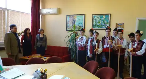Седмокласници коледуваха на  директора на &bdquo;Възраждане&ldquo;