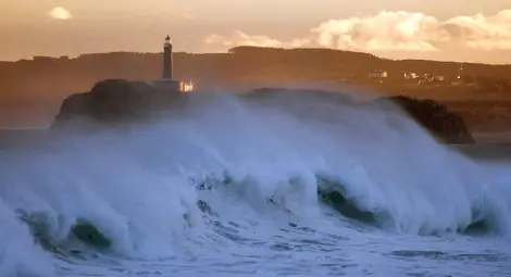 Ураганни ветрове, сняг и порои завладяват Европа