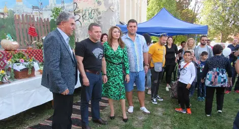 Божидар Йотов посрещна специалните гости - кметът Пенчо Милков, заместничката му Златомира Стефанова и председателят на ОбС Иво Пазарджиев.		               Снимка: Русе Медиа