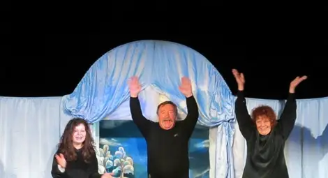 Дядо Коледа идва на гости  на децата в Кукления театър