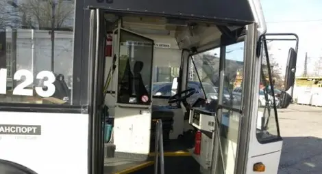 Шофьор спря автобус с голи гърди, счупи 4 ребра Шофьор спря автобус с голи гърди, счупи 4 ребра