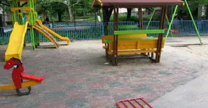 Нова детска площадка съсипана за по-малко от година
