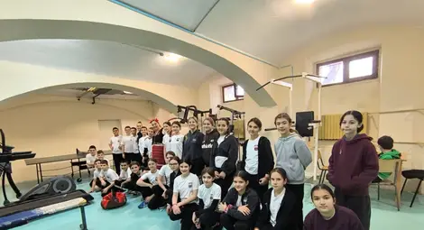 Баба Марта мина на финален тур през всички класове на русенското училище "Христо Ботев" Баба Марта мина на финален тур през всички класове на русенското училище "Христо Ботев"