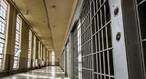 Окончателно: 8 години затвор  за влюбен в ученички учител