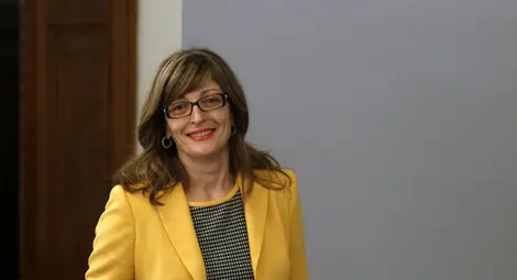 Коя е Екатерина Захариева