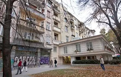 Крокодилска кожа, злато и бронирани стъкла в апартамента на Цветан Василев