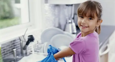 Учени: Децата са с по-малко алергии, когато семейството мие чиниите на ръка