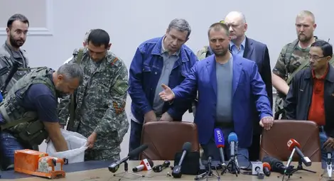 Сепаратистите предадоха черните кутии от падналия в Украйна самолет на Малайзия