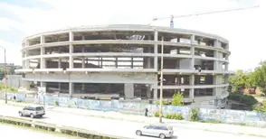 Частните партньори в Спортната зала размразяват строежа под условие