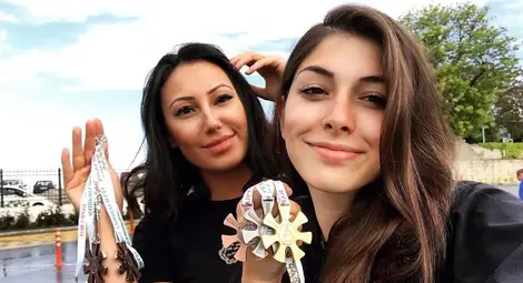 Севиляй /вляво/ и Берна бяха сред най-добрите в плувния турнир. 					          Снимка: Утро