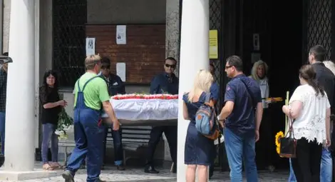 Погребаха оператора Григор Кумитски, загинал докато спасява давещо се момиче 