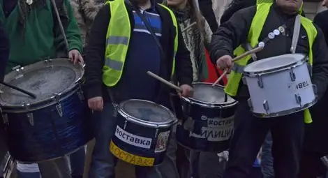 Тъпаните от протестите цъфнаха на битака за по 50 лв. бройката
