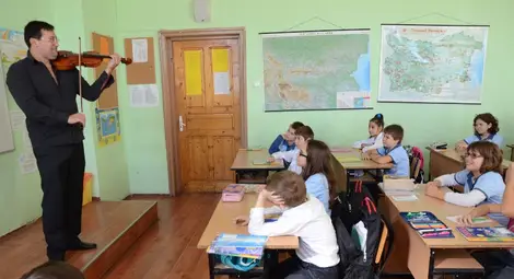 Приказки за цигулки и флейти влизат в часове по музика Приказки за цигулки и флейти влизат в часове по музика