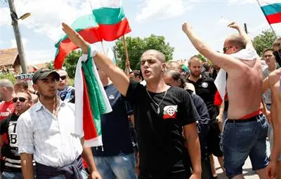 Ромите в Гърмен плашат с клане и пожари